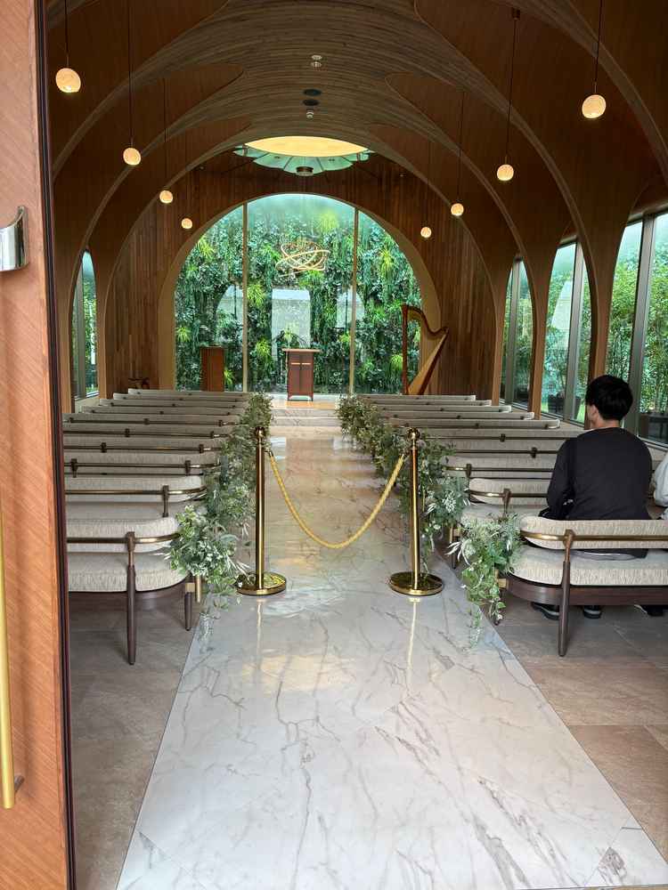 緑と木々が共存する唯一無二のチャペル