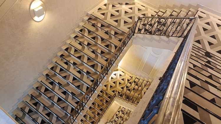 螺旋階段。ここに限らず建物全体どこを撮ってもいい感じになりそうな会場だと思った。