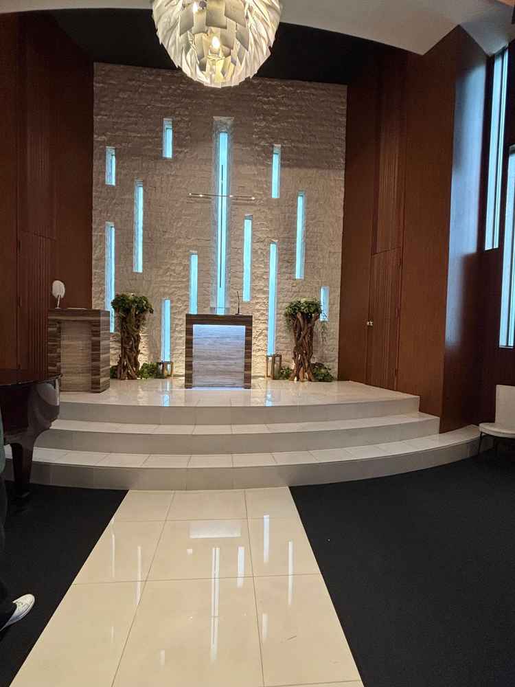 チャペルの前の写真。1番前の椅子と台の幅が広く、階段があることでドレスが綺麗に見えそうと思った。