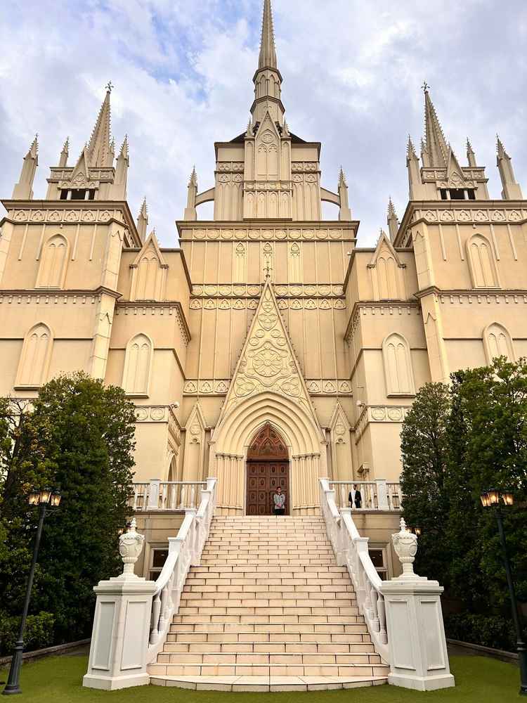 【大聖堂_アートグレイス】シンデレラ城のような迫力。フラワーシャワーがイメージ通りに行うことができる