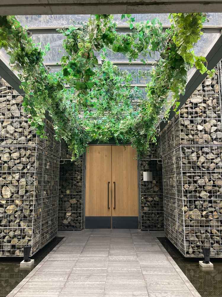 この式場ならではのチャペル外観。雨でも濡れることはない。