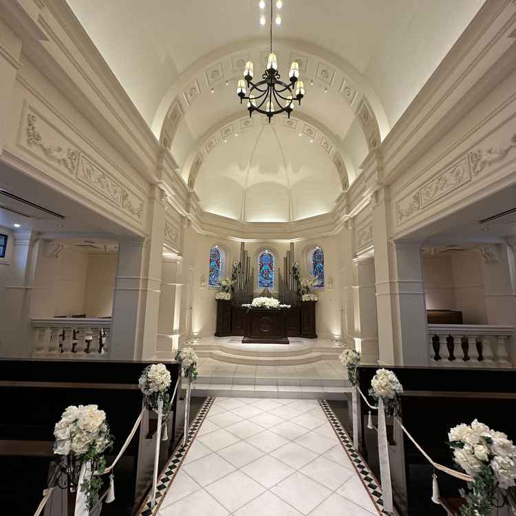 一般的なキリスト式によく使われる教会タイプの挙式場。オルガンもあり、三面ステンドグラスがオシャレ。