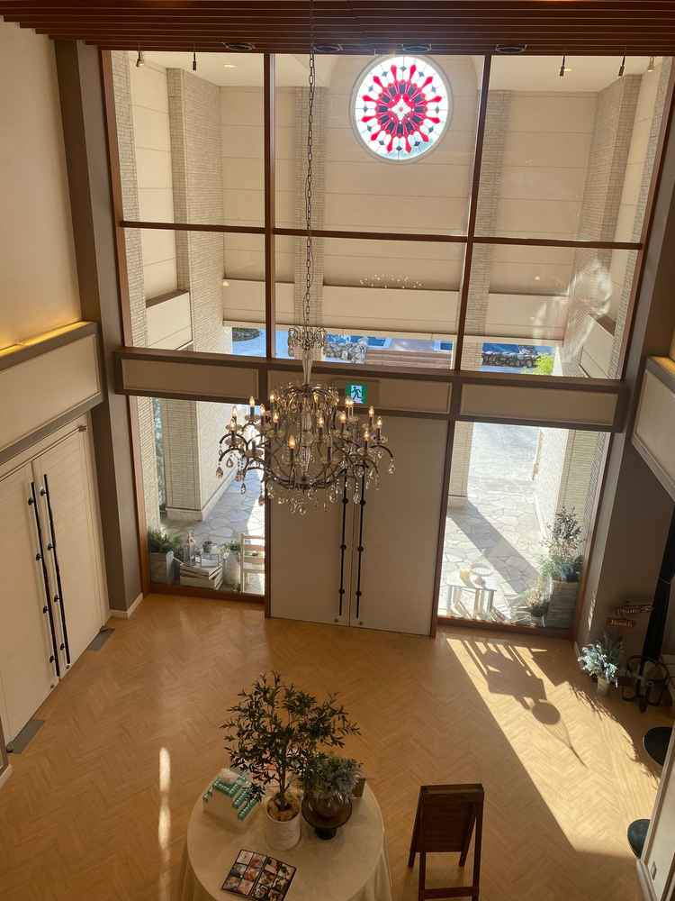 入り口と受付ゾーンを2階から見た写真。ここで、お菓子投げなどの演出も可能とのこと。