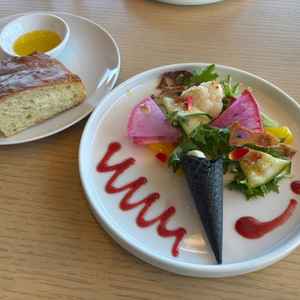 ランチコースの前菜とフォカッチャ。