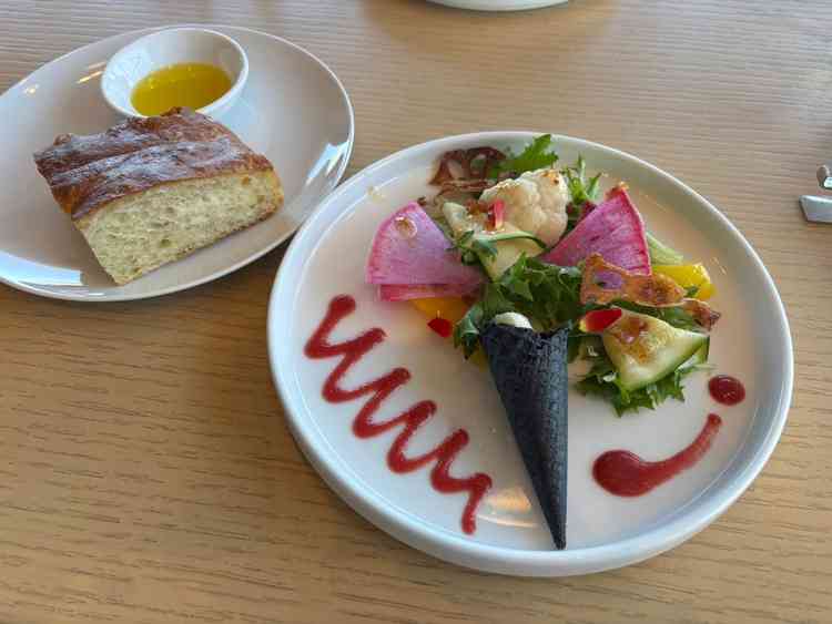 ランチコースの前菜とフォカッチャ。