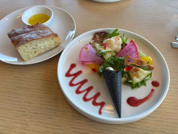 ランチコースの前菜とフォカッチャ。