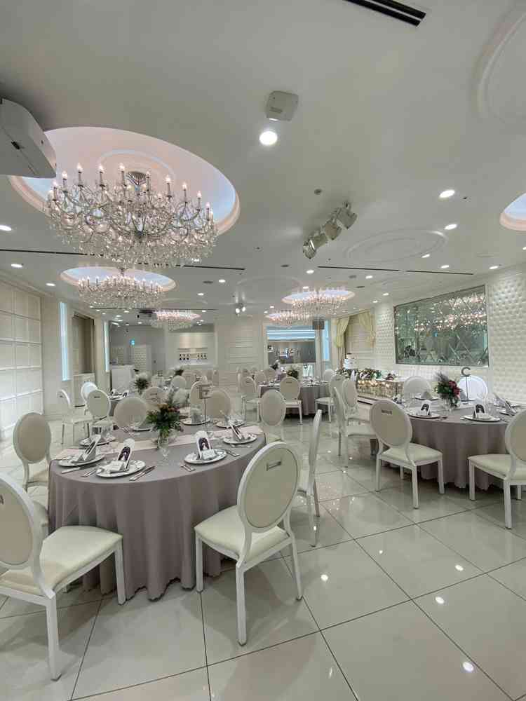 披露宴会場がいくつかあり、大人可愛いエレガントな会場が素敵でした。