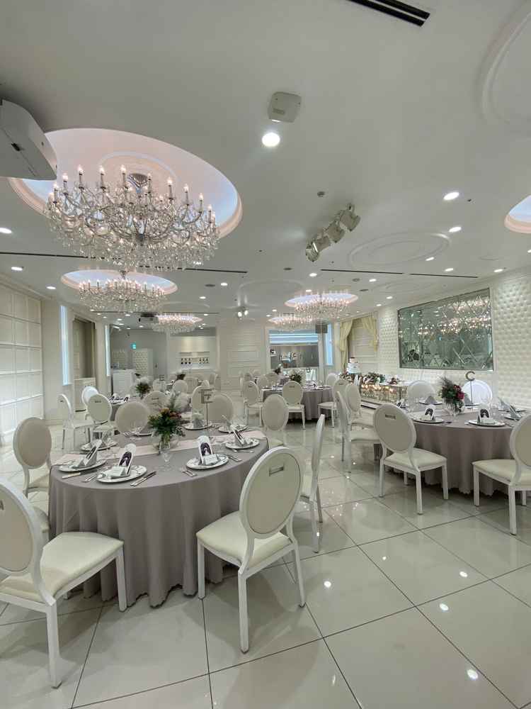 披露宴会場がいくつかあり、大人可愛いエレガントな会場が素敵でした。