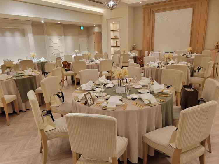 披露宴会場。統一感のあるコーディネートでした。