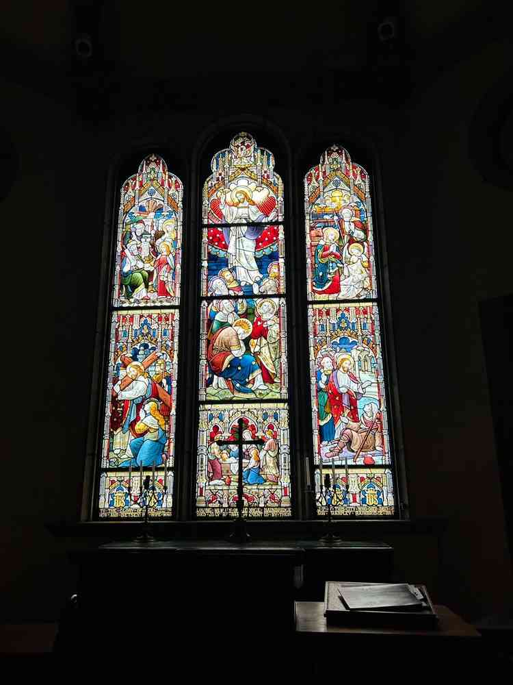 部屋の照明を全て切った際のステンドグラス