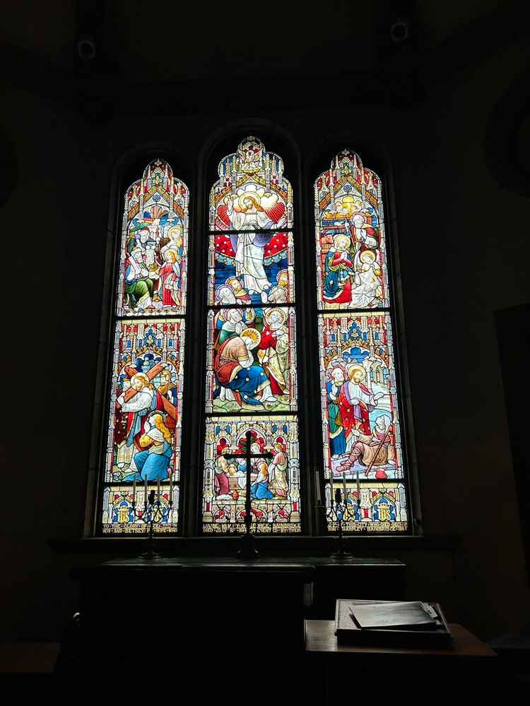 部屋の照明を全て切った際のステンドグラス