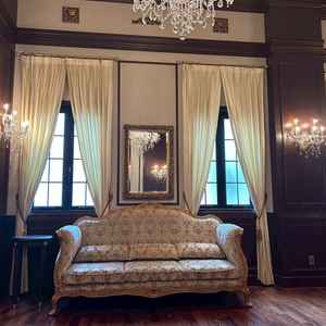 チャペル前にあるゲストが寛げる場所にも豪華なシャンデリアや椅子があり。贅沢な空間が素晴らしかった！