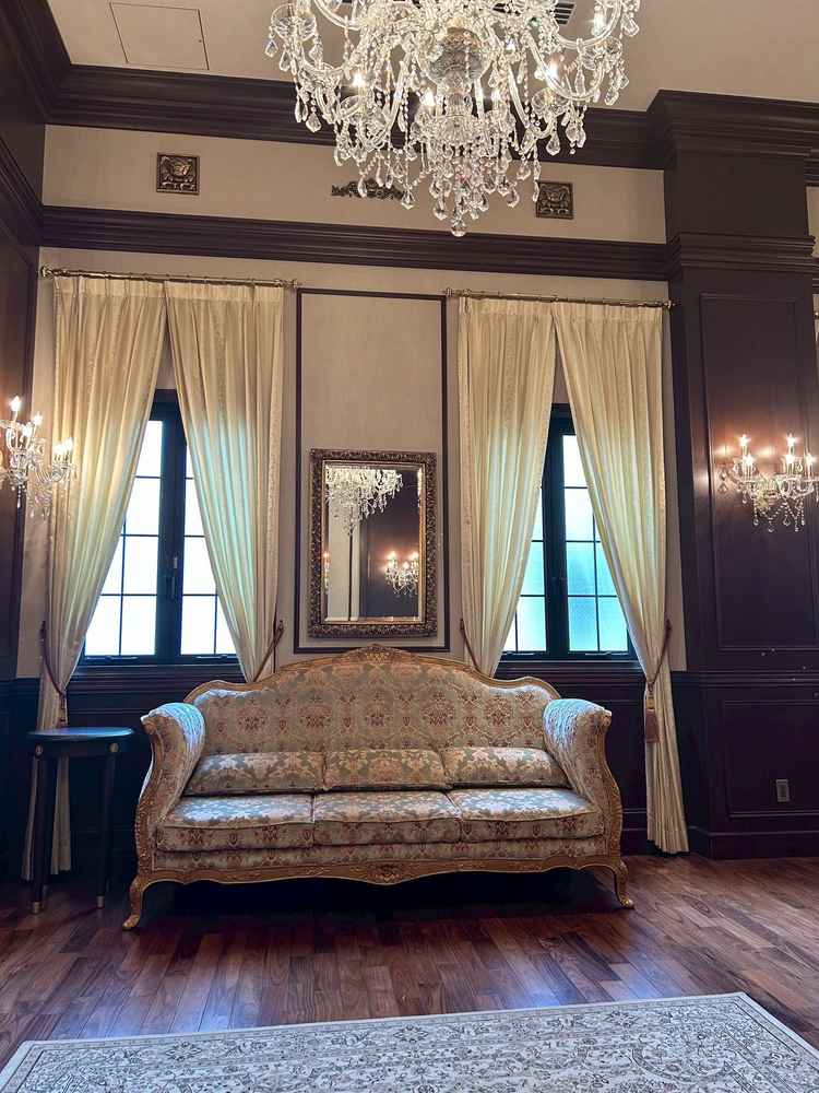 チャペル前にあるゲストが寛げる場所にも豪華なシャンデリアや椅子があり。贅沢な空間が素晴らしかった！