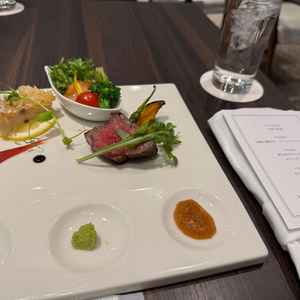 鯛、ステーキ、サーモンなど、どれも美味しい。自分たちのコースをシェフと一緒に創り上げることができる