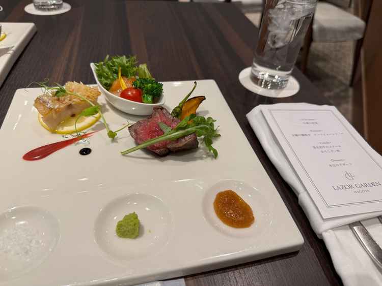 鯛、ステーキ、サーモンなど、どれも美味しい。自分たちのコースをシェフと一緒に創り上げることができる