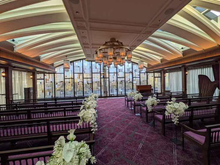 光が四方向から入る美しいチャペル