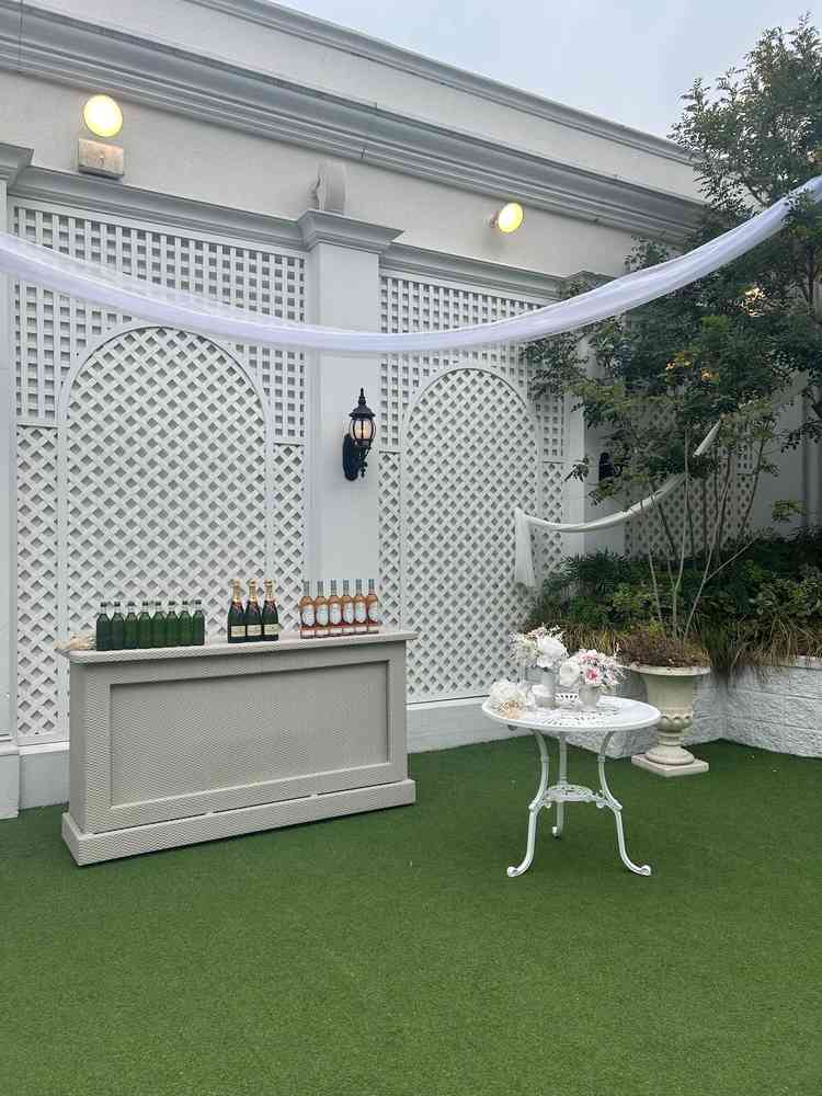 式場内にあるガーデン。来てくれる方にここで飲み物やつまみなどを食べてもらえる。緑があってよかったです