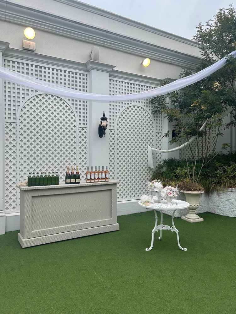 式場内にあるガーデン。来てくれる方にここで飲み物やつまみなどを食べてもらえる。緑があってよかったです