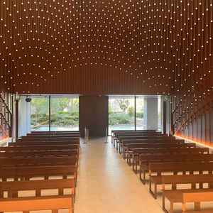 チャペルの壇上からの景色で、ロールカーテンが上がった時の雰囲気がガラッと変わって、幻想的でした。