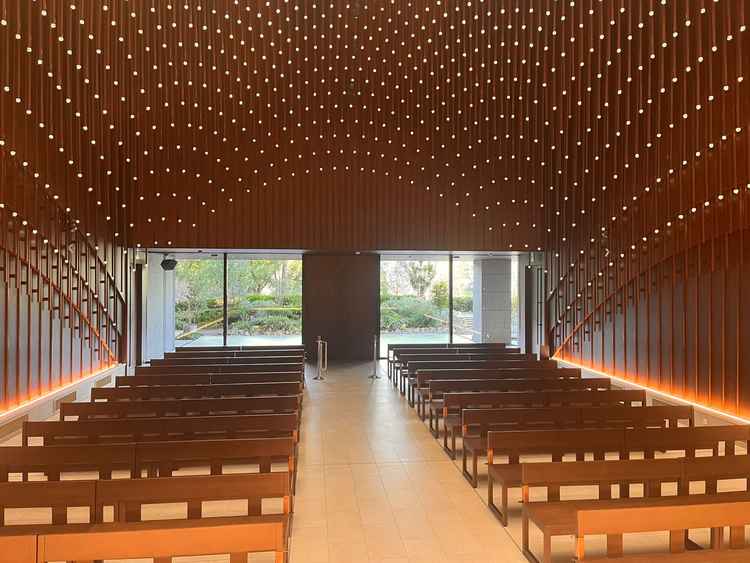 チャペルの壇上からの景色で、ロールカーテンが上がった時の雰囲気がガラッと変わって、幻想的でした。