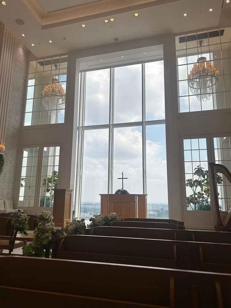 チャペルは本当に開放的で、埼玉であることを忘れさせる空間でした。天気が良い日は最高です！