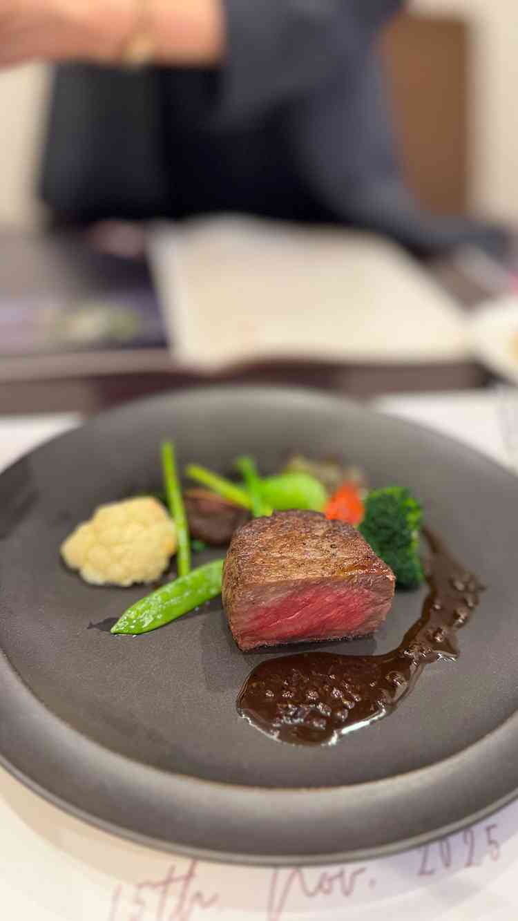 試食で出てきたお肉料理。アスパラガスのみ固かったが、それ以外はおいしかった。