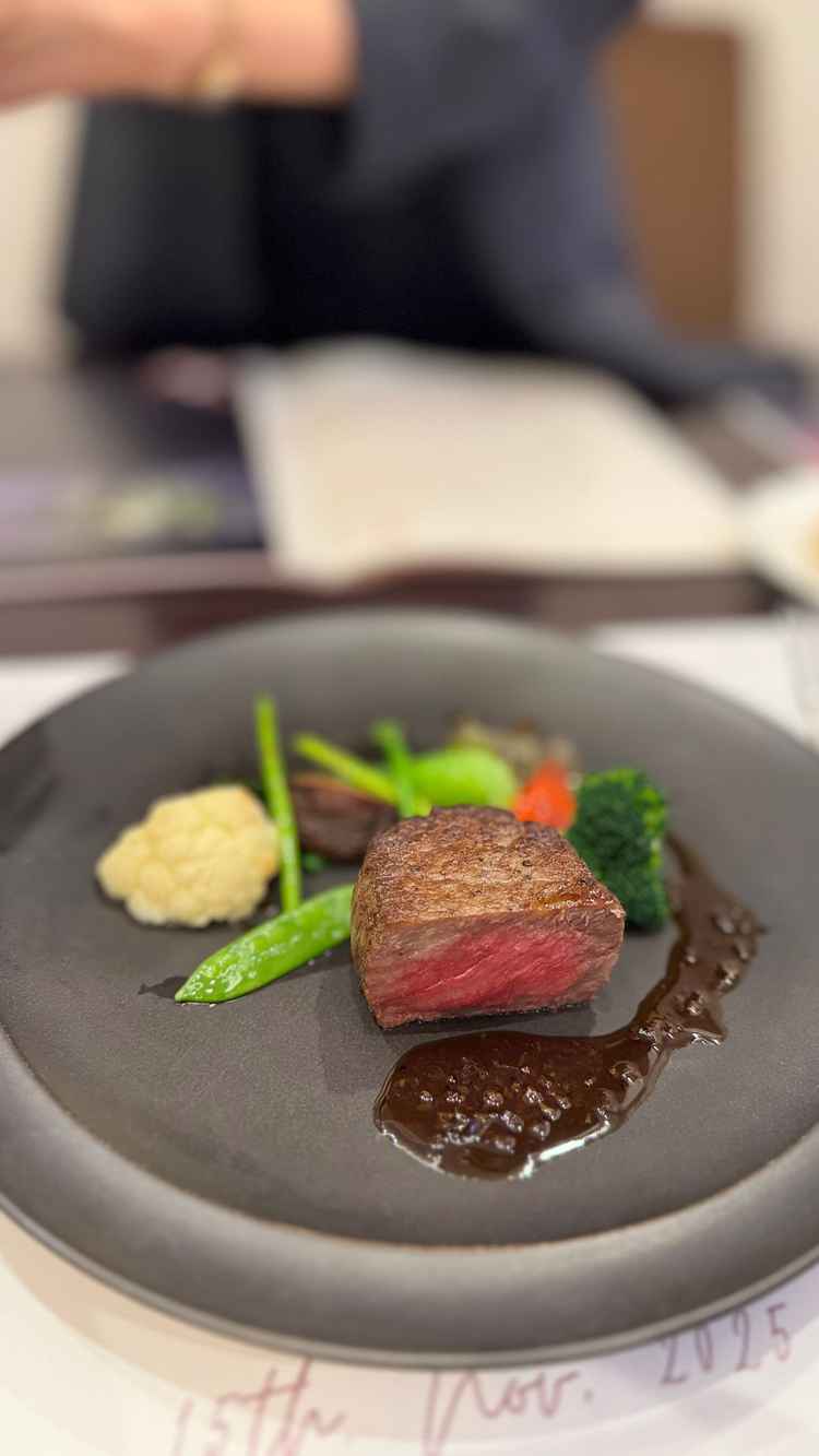 試食で出てきたお肉料理。アスパラガスのみ固かったが、それ以外はおいしかった。