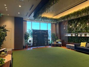 披露宴会場(モダン)。緑がメインでコーディネートされている