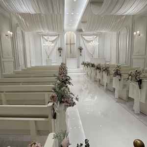 もう一方のチャペルと打って変わって、真っ白でお花が映えて可愛かったです。