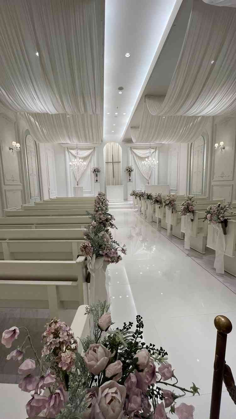 もう一方のチャペルと打って変わって、真っ白でお花が映えて可愛かったです。