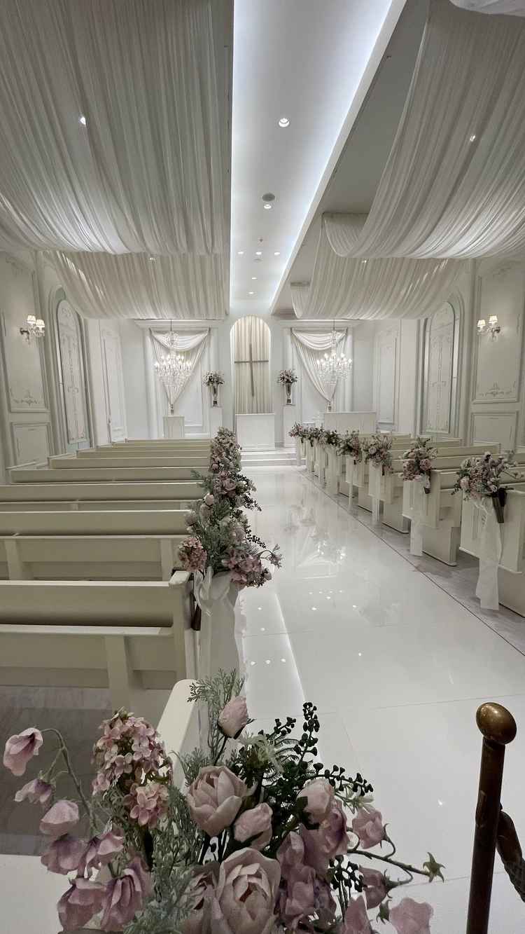 もう一方のチャペルと打って変わって、真っ白でお花が映えて可愛かったです。