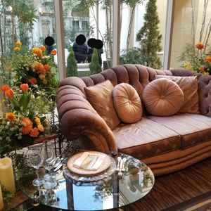 披露宴会場の高砂。ソファタイプは始めて見たがおしゃれな感じがする。窓ガラスが大きく日の光で明るい。