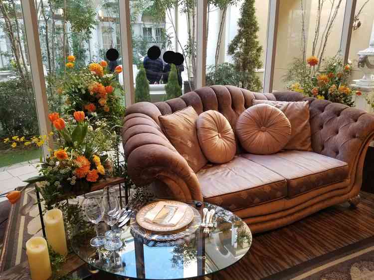 披露宴会場の高砂。ソファタイプは始めて見たがおしゃれな感じがする。窓ガラスが大きく日の光で明るい。