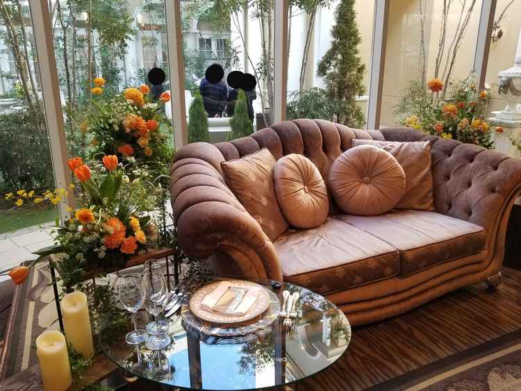 披露宴会場の高砂。ソファタイプは始めて見たがおしゃれな感じがする。窓ガラスが大きく日の光で明るい。