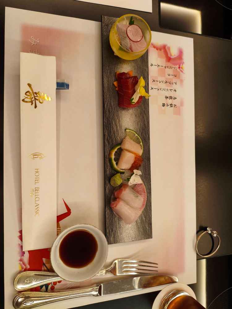 お料理はマグロのお刺身がとても美味しく、ホテルとしても力を入れているそうです。