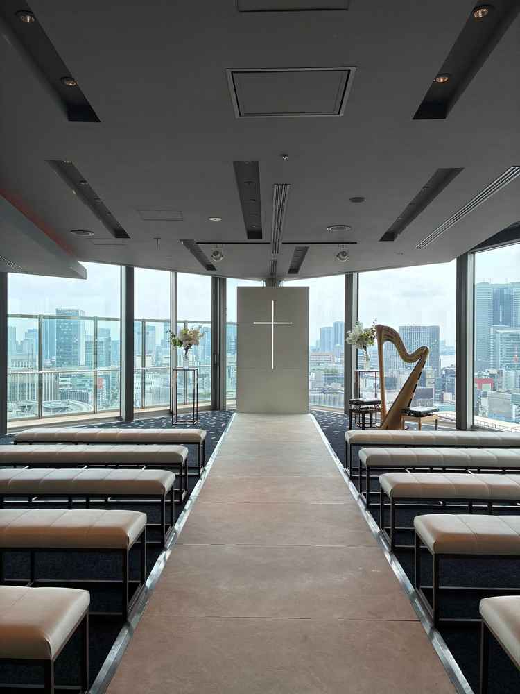チャペル。高層階にあるため景色がとてもよい。けっこうシンプルな印象だが、オプションで装花を追加可能。