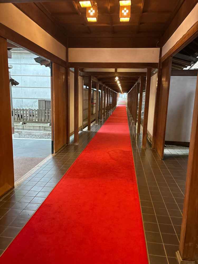 雨天時にも使用できる参道