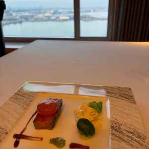 試食会場は海が望める高層階で行っていただきました。スープ、お肉をいただきました。