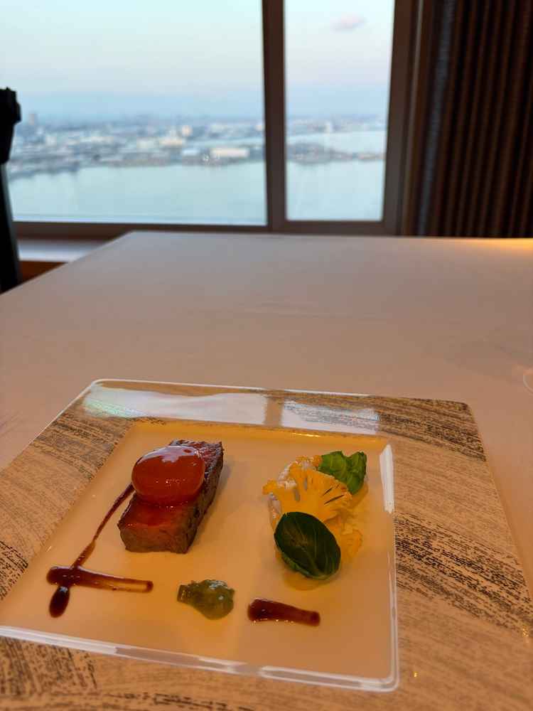 試食会場は海が望める高層階で行っていただきました。スープ、お肉をいただきました。