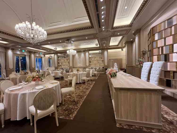 2つある披露宴会場の1つ。カトラリーの種類が豊富で、会場の雰囲気をガラッと変えることができる。