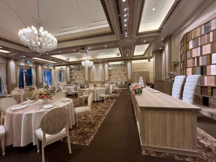 2つある披露宴会場の1つ。カトラリーの種類が豊富で、会場の雰囲気をガラッと変えることができる。