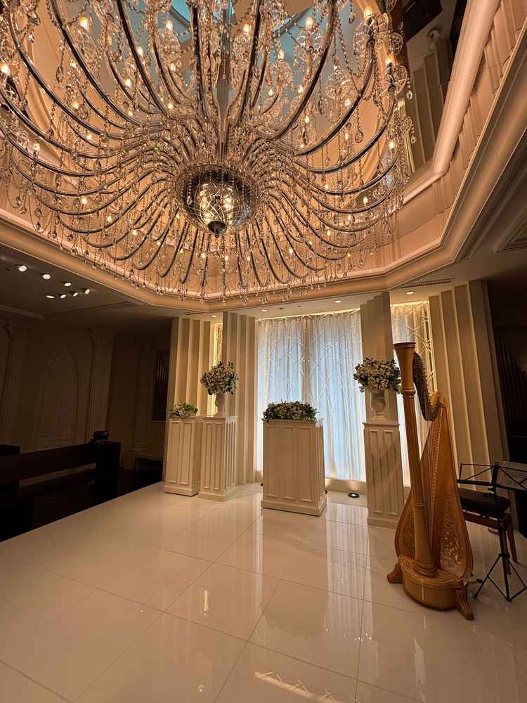 ウエディングドレスが映えるように、シャンデリアが祭壇の真上に配置されていた。