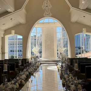 チャペルの写真になります。純白な内装に大きな窓ガラスから差し込む光がとても明るい印象的でした。