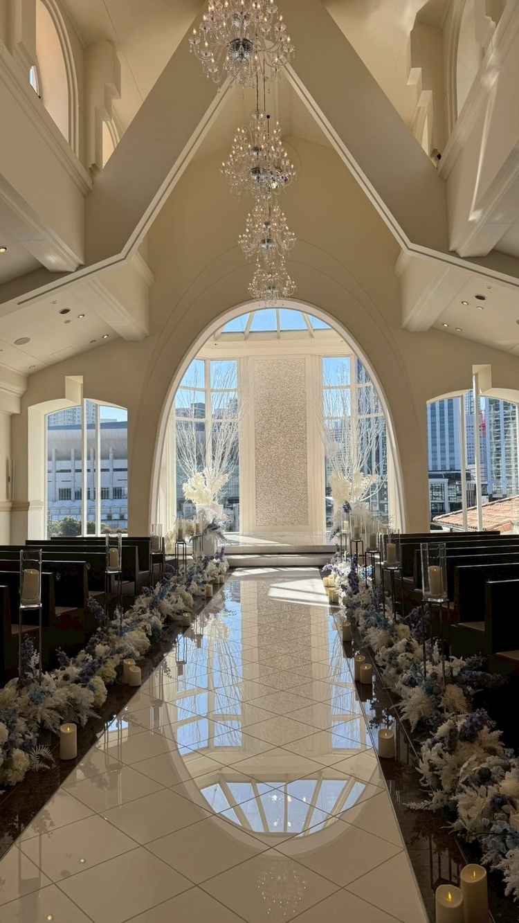 チャペルの写真になります。純白な内装に大きな窓ガラスから差し込む光がとても明るい印象的でした。