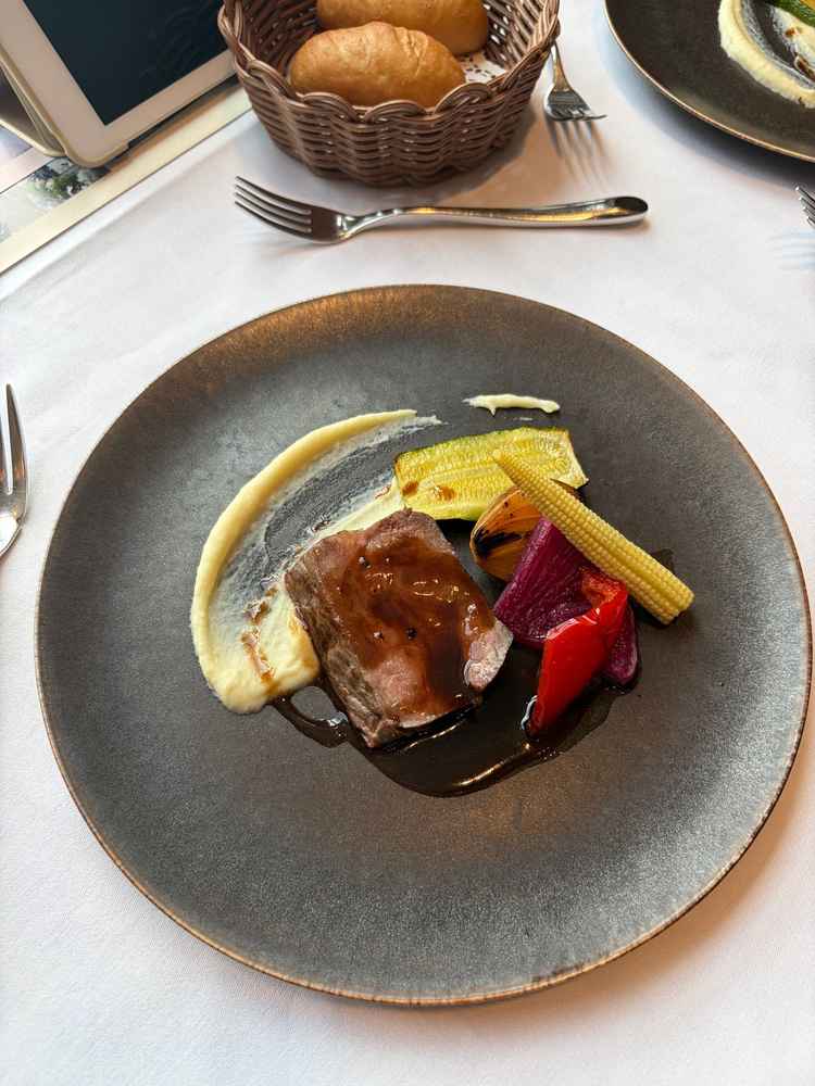 試食会のメイン料理です。フレンチですが、箸でも食べられるので、幅広い年代に楽しんでもらえそう。