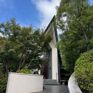 チャペルの外観写真。周りが緑に囲われており、自然豊かな雰囲気が魅力的です。