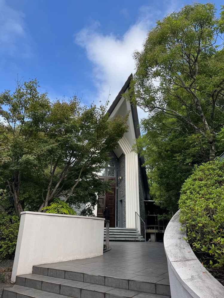 チャペルの外観写真。周りが緑に囲われており、自然豊かな雰囲気が魅力的です。