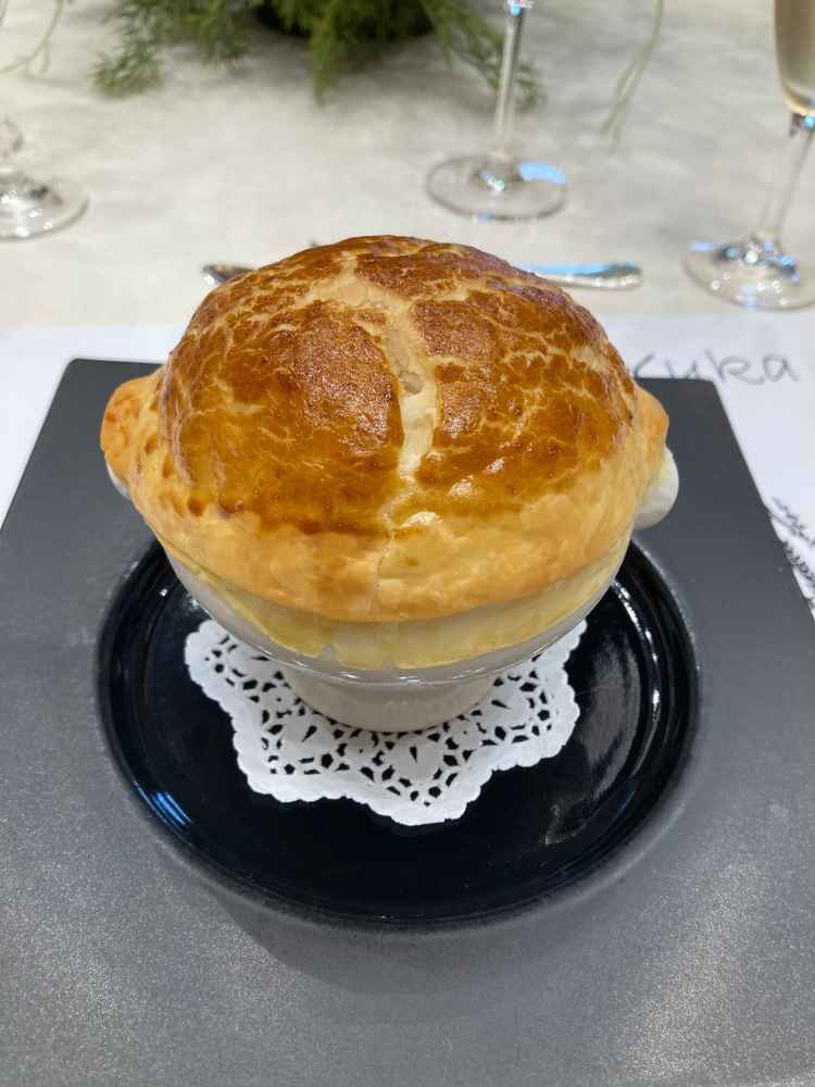 パイの中にスープが入っています。パイ生地がサクサクですごく美味しかったです。