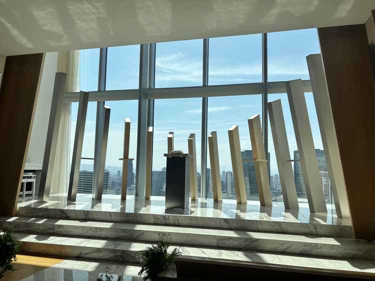 チャペルは光が差し込む温かな雰囲気で神聖さと落ち着きがあり心に残る空間でした