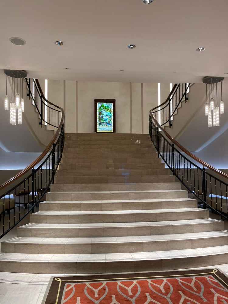 館内の大階段。ここでドレス姿で写真を撮ることも可能だそうです。